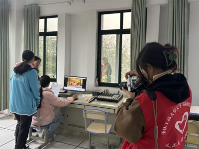 光影筑夢，愛心同行——文新青服赴迎龍中學開展公益攝影攝像志愿服務活動紀實